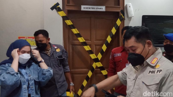 Satpol PP Makassar menyegel seluruh kantor direksi Perusda Makassar. (Ibnu Munsir/detikcom)