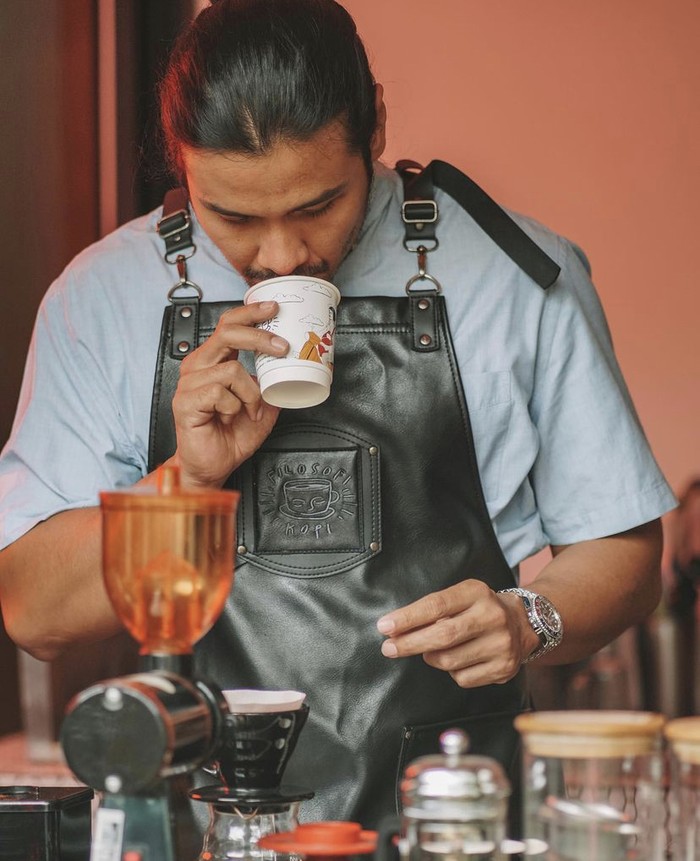 Selain Penggemar Berat Kopi, Chicco Jerikho juga Handal Racik Kopi