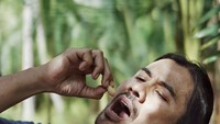 Berani mencicipi makanan yang cukup ekstrem. Ini pose Chicco saat mencicipi ulat yang masih hidup. Foto: Instagram Chicco Jerikho