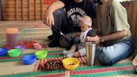 Bersama sang putri dan sang istri, tampak mereka menikmati hidangan laut. Chicco cukup sering meluangkan waktunya untuk menghabiskan waktu bersama dengan keluarganya.  Foto: Instagram Chicco Jerikho