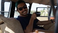 Pose Chicco ngopi di dalam mobil ini jadi bukti kalau kopi selalu jadi pilihannya dimanapun ia berada. Foto: Instagram Chicco Jerikho