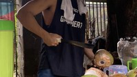 Bermain jadi penjual es kelapa di pinggir jalan. Chicco tampak menikmati peran terbarunya nih. Foto: Instagram Chicco Jerikho