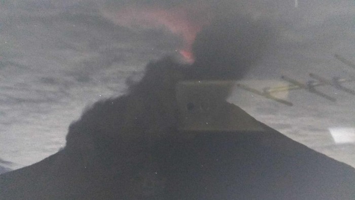 Semeru erupsi dini hari