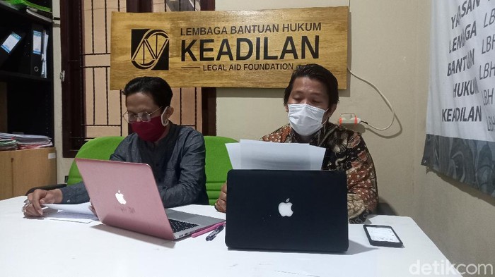 Seorang pejabat OJK diduga melakukan KDRT terhadap istrinya yang tengah sakit kanker payudara. Dia juga menikah lagi tanpa izin istri sah (dok detikcom)