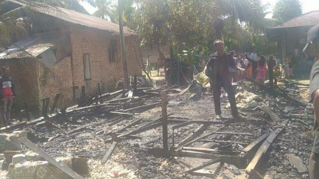 Seorang pria, IJ (34), nekat membakar rumah orang tuanya di Kabupaten Kampar, Riau. Aksi itu dilakukan karena tidak dapat uang untuk beli narkoba. (dok Istimewa)