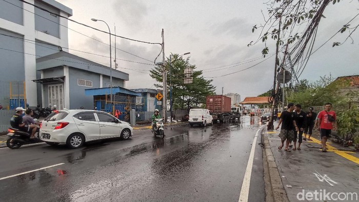 Setelah sempat menggenang, banjir rob di kawasan Sunda Kelapa surut. Lalu lintas menuju jalan Lodan Raya kembali dibuka. (Wildan/detikcom)