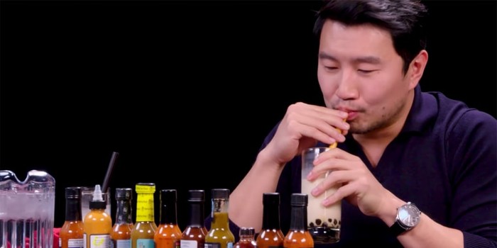 SImu Liu Minum Boba Aktor Shang-Chi Doyan Minum Boba