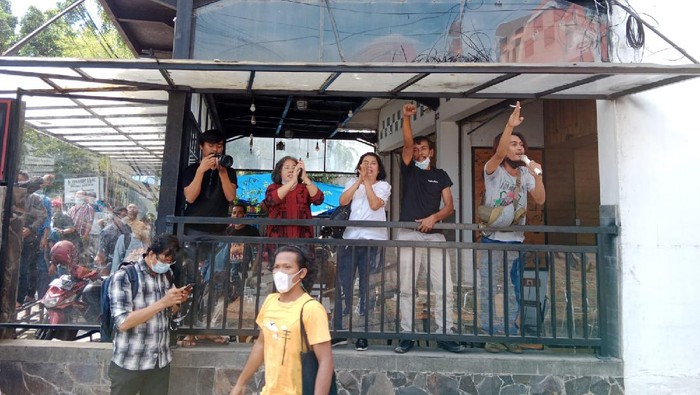 Suasana warga tolak eksekusi bangunan di Medan (Arfah-detikcom)