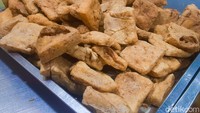 Tahu Petis Prasojo bisa dinikmati dengan harga Rp 3.000 per buahnya. Jenis tahu yang digunakan adalah tahu pong dengan ukuran yang besar. Isian petisnya juga melimpah, bahkan sampai meluber. Foto: detikFood/Yenny Mustika Sari