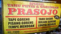 Gerainya berada di pinggir jalan Pringgading dengan gerobak berwarna kuning yang mencolok dengan tulisan Tahu Petis Prasojo yang besar. Foto: detikFood/Yenny Mustika Sari