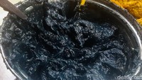 Petis yang digunakan oleh Tahu Petis Prasojo tidak amis sama sekali dan warnanya hitam pekat. Aroma sedap bawang putih yang malah terasa kuat.  Foto: detikFood/Yenny Mustika Sari