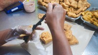 Tahu petis selalu disajikan fresh setiap harinya. Tak heran kalau gerainya selalu laris manis diserbu pembeli. Foto: detikFood/Yenny Mustika Sari