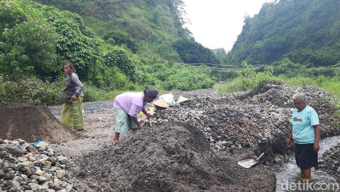 Tiga nenek mencari pasir secara manual di Kali Apu, Kecamatan Selo, Kabupaten Boyolali, Selasa (7/12/2021).