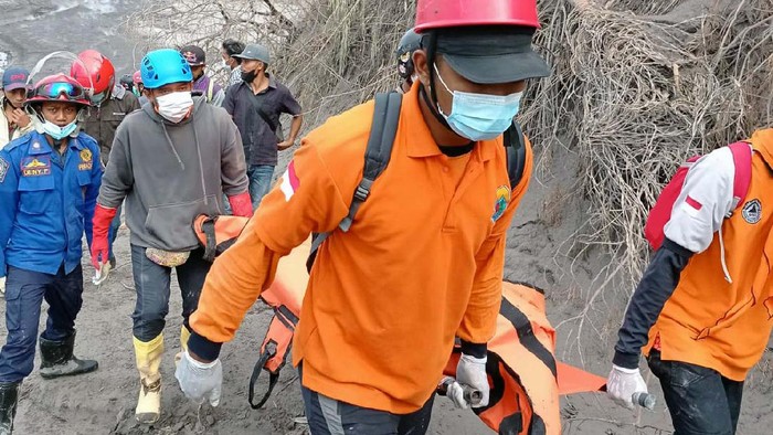 Tim SAR gabungan terus melakukan pencarian korban yang tertimbun abu vulkanik Gunung Semeru. Pagi tadi ada 5 jenazah yang ditemukan.