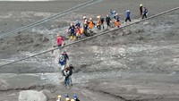 Tim SAR membawa para korban ke RSUD Haryoto, Lumajang.