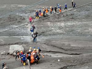Relawan Erupsi Semeru Saat Ini Butuh Banget Bantuan Sepatu Boot