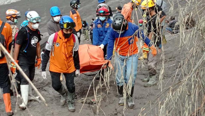 Tim SAR gabungan terus melakukan pencarian korban yang tertimbun abu vulkanik Gunung Semeru. Pagi tadi ada 5 jenazah yang ditemukan.