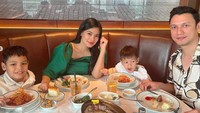 Makan bersama di perayaan ulang tahun Titi Kamal. Foto: Instagram Titi Kamal
