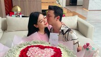 Christian Sugiono beri ciuman manis kepada Titi Kamal. Foto: Instagram Titi Kamal