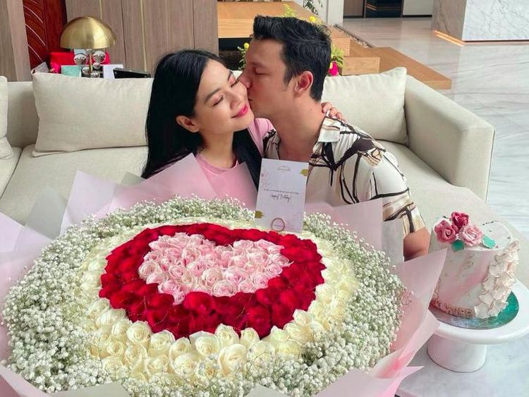 Muach! Ciuman Manis Christian Sugiono untuk Titi Kamal