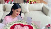 Christian Sugiono memberikan bunga besar kepada sang istri. Foto: Instagram Titi Kamal