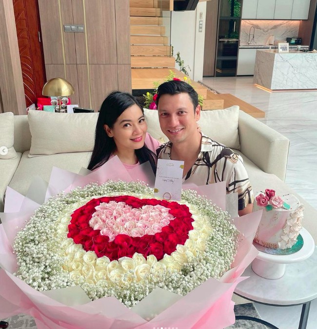 Telah berpacaran selama bertahun-tahun sampai akhirnya menikah, ternyata Christian Sugiono sudah mengagumi istrinya, Titi Kamal sejak lama. Titi sendiri lebih dulu berkarier di dunia hiburan tanah air dan sempat menjadi idola remaja pada masanya. Berawal dari penggemar dan idola, hubungan keduanya langgeng hingga saat ini. Foto: Instagram Titi Kamal