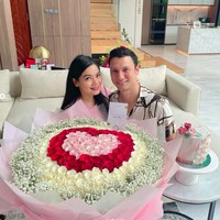 Telah berpacaran selama bertahun-tahun sampai akhirnya menikah, ternyata Christian Sugiono sudah mengagumi istrinya, Titi Kamal sejak lama. Titi sendiri lebih dulu berkarier di dunia hiburan tanah air dan sempat menjadi idola remaja pada masanya. Berawal dari penggemar dan idola, hubungan keduanya langgeng hingga saat ini. Foto: Instagram Titi Kamal