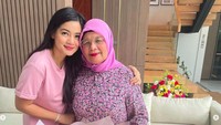 Momen Titi Kamal dengan salah satu orang terkasihnya. Foto: Instagram Titi Kamal