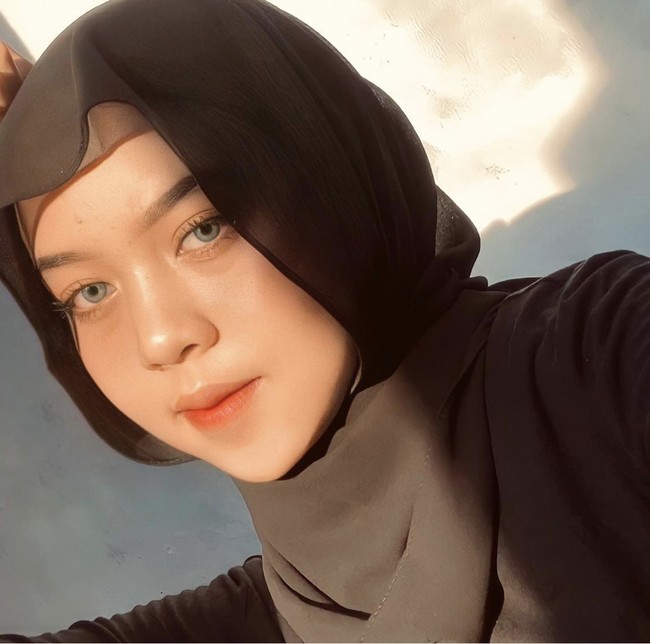 Hingga kini video tersebut sudah ditonton lebih dari 14,8 juta Views, mendapat 2 juta Likes dan 37 ribu komentar. Warganet yang berkomentar memuji hasil makeup si wanita dan ada yang ingin bisa merias seperti wanita viral tersebut. Foto: Dok. Instagram @chintanss_.