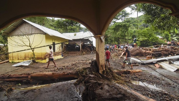 Upaya Pencarian Korban Banjir di Lombok Barat Banjir bandang disertai tanah longsor melanda Lombok Barat, NTB. Petugas Basarnas kini tengah mencari korban di sisa material bencana, Selasa, (7/12). ANTARA FOTO/Ahmad Subaidi/foc.