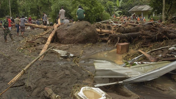 Banjir bandang disertai tanah longsor melanda Lombok Barat, NTB. Petugas Basarnas kini tengah mencari korban di sisa material bencana, Selasa, (7/12). ANTARA FOTO/Ahmad Subaidi/foc.