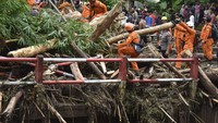 Sejumlah petugas Basarnas membersihkan material yang terbawa banjir untuk mencari korban banjir yang hilang di Dusun Batulayar Utara, Desa Batulayar Barat, Kecamatan Batulayar, Lombok Barat, NTB.