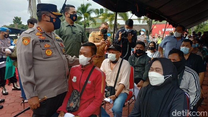 Vaksinasi COVID-19 di Mapolresta Bandung.