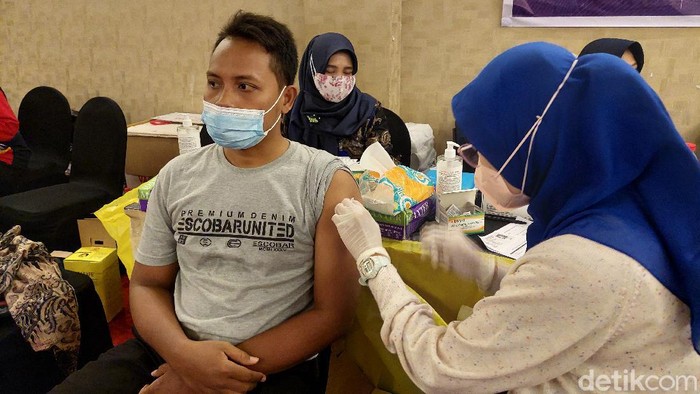 Menjelang tahun baru, vaksinasi COVID-19 terus digelar di Surabaya. Terlebih berkaca dari tahun baru sebelumnya, sempat terjadi lonjakan kasus COVID-19.