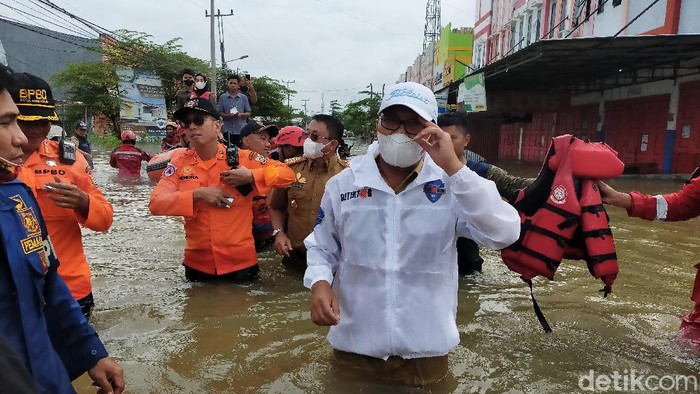 Walkot Makassar, Ramadhan Danny Pomanto mengecek kebutuhan korban banjir. Danny berencana membeli 20 unit perahu karet untuk evakuasi korban. (Ibnu Munsir/detikcom)