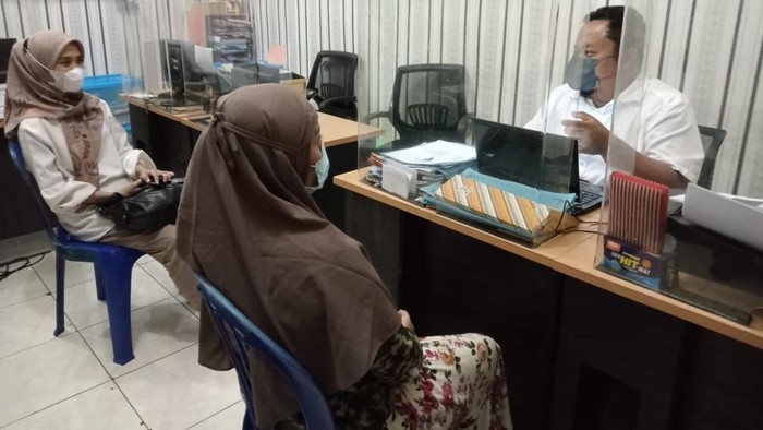 Wanita berinisial NRS (33) menipu dengan mengaku istri tentara. Pelaku mengeruk uang ratusan juta rupiah dari korbannya.