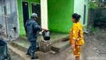 Warga Bersihkan Rumah dari Abu Vulkanik Semeru