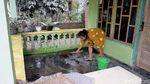 Warga Bersihkan Rumah dari Abu Vulkanik Semeru