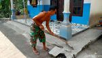 Warga Bersihkan Rumah dari Abu Vulkanik Semeru