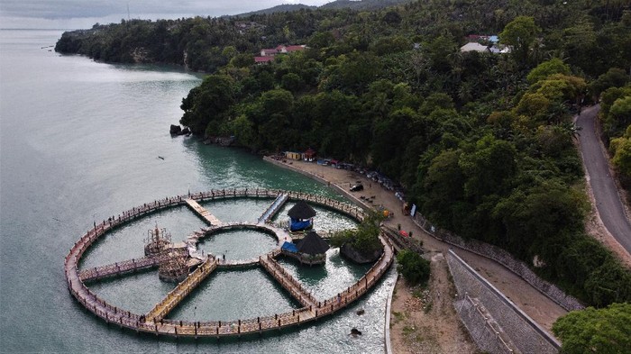 Foto udara wisata Jembatan Lingkar Lapoili di Desa Wangi-wangi, Kecamatan Sampolawa, Buton Selatan, Sulawesi Tenggara, Senin (6/12/2021). Wisata Jembatan Lingkar Lapoili berhasil meraih juara 3 pada Anugerah Pesona Indonesia (API) Award 2021 kategori Destinasi Wisata Keatif yang pengembangannya memanfaatkan Dana Desa. ANTARA FOTO/Jojon/aww.