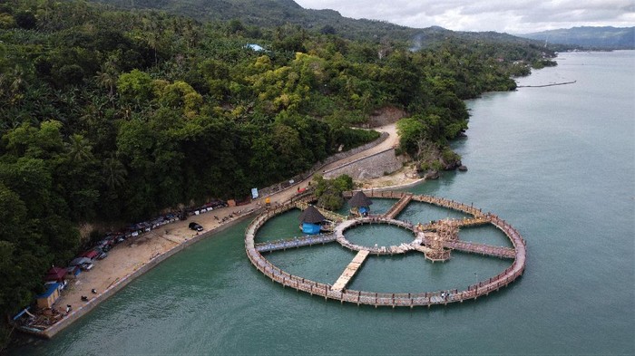 Foto udara wisata Jembatan Lingkar Lapoili di Desa Wangi-wangi, Kecamatan Sampolawa, Buton Selatan, Sulawesi Tenggara, Senin (6/12/2021). Wisata Jembatan Lingkar Lapoili berhasil meraih juara 3 pada Anugerah Pesona Indonesia (API) Award 2021 kategori Destinasi Wisata Keatif yang pengembangannya memanfaatkan Dana Desa. ANTARA FOTO/Jojon/aww.