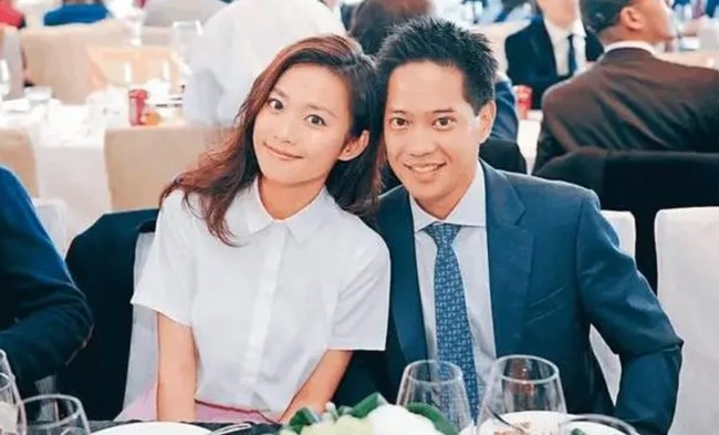 Keduanya mulai berpacaran sejak bertemu di gereja. Namun, Guo Yongchun melakukan perilaku yang tak masuk akal dan tidak bertanggung jawab saat Wu Zhiheng menghampirinya ke Amerika Serikat. Ia pun diam-diam menanggung rasa sakit itu sendirian hingga menderita kecemasan. Foto: dok. inf news