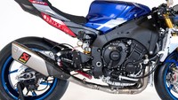 Yamaha Motor Europe dan Crescent Yamaha, kandang Pata Yamaha dengan tim Brixx WorldSBK juga membenamkan setelan balap, sehingga Yamaha R1 edisi spesial ini lebih bertenaga. Replika motor R1 dari Toprak ini naik 20 tenaga kuda dari versi standar, atau tepatnya mesin ini bisa menghasilkan 205 tenaga kuda. Foto: Yamaha Racing