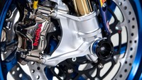 Beberapa part lain yang menonjol di antaranya, rem balap lansiran Brembo serta penggunaan velg Marchesini. Foto: Yamaha Racing