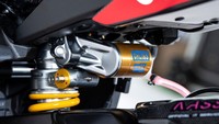 Peredam kejut belakang juga sudah diganti merek Ohlins. Foto: Yamaha Racing