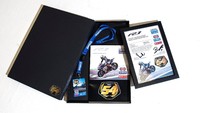 Setiap 21 unit nantinya akan mendapat emblem dan tanda tangan teknisi sebagai identitas. Selain itu, akan ada juga sertifikat edisi terbatas yang dibumbuhi tanda tangan Toprak dan tim prinsipal Paul Denning. Foto: Yamaha Racing