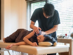 Mengenal Tit Tar, Terapi Alternatif Keretek Tulang yang Lagi Hits