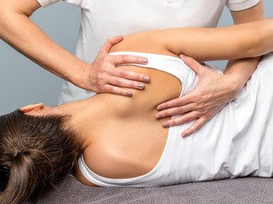 Puas Mengeretek Badan dengan Tit Tar, Metode Alternatif Sejenis Chiropractic