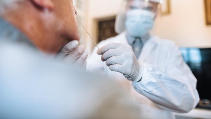 1356205174 doctor doing the tampon to research the omicron variant