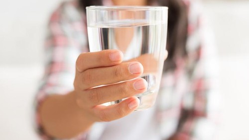 7 Waktu Terbaik untuk Minum Air Putih Selain Setelah Bangun Tidur